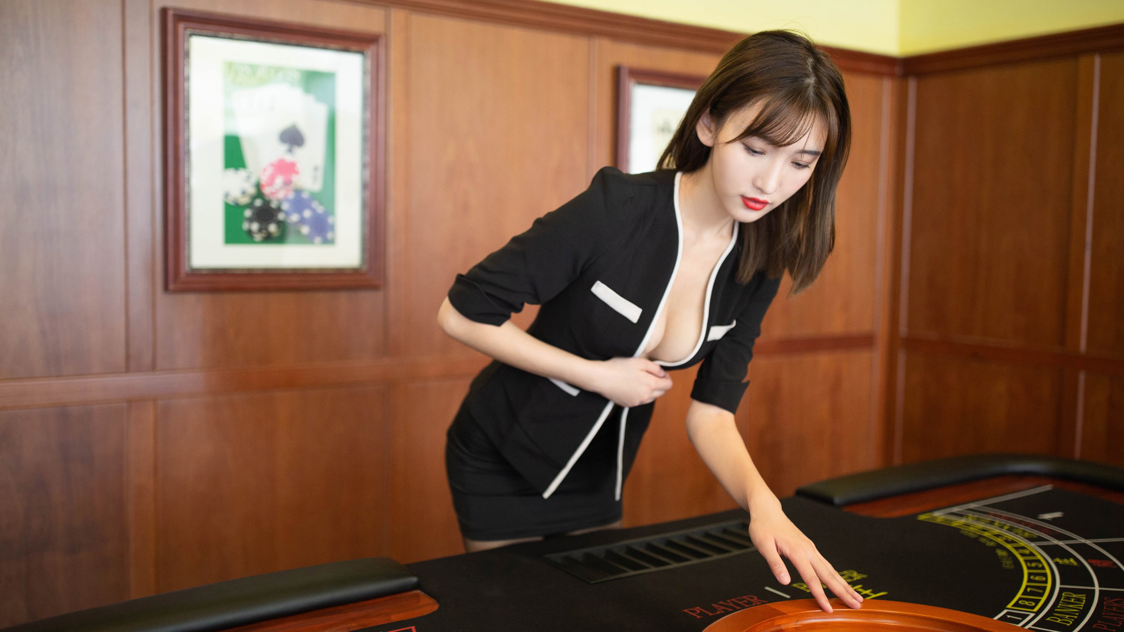 浓眉状态火热连续封盖成为湖人内线屏障,湖人浓眉打什么位置