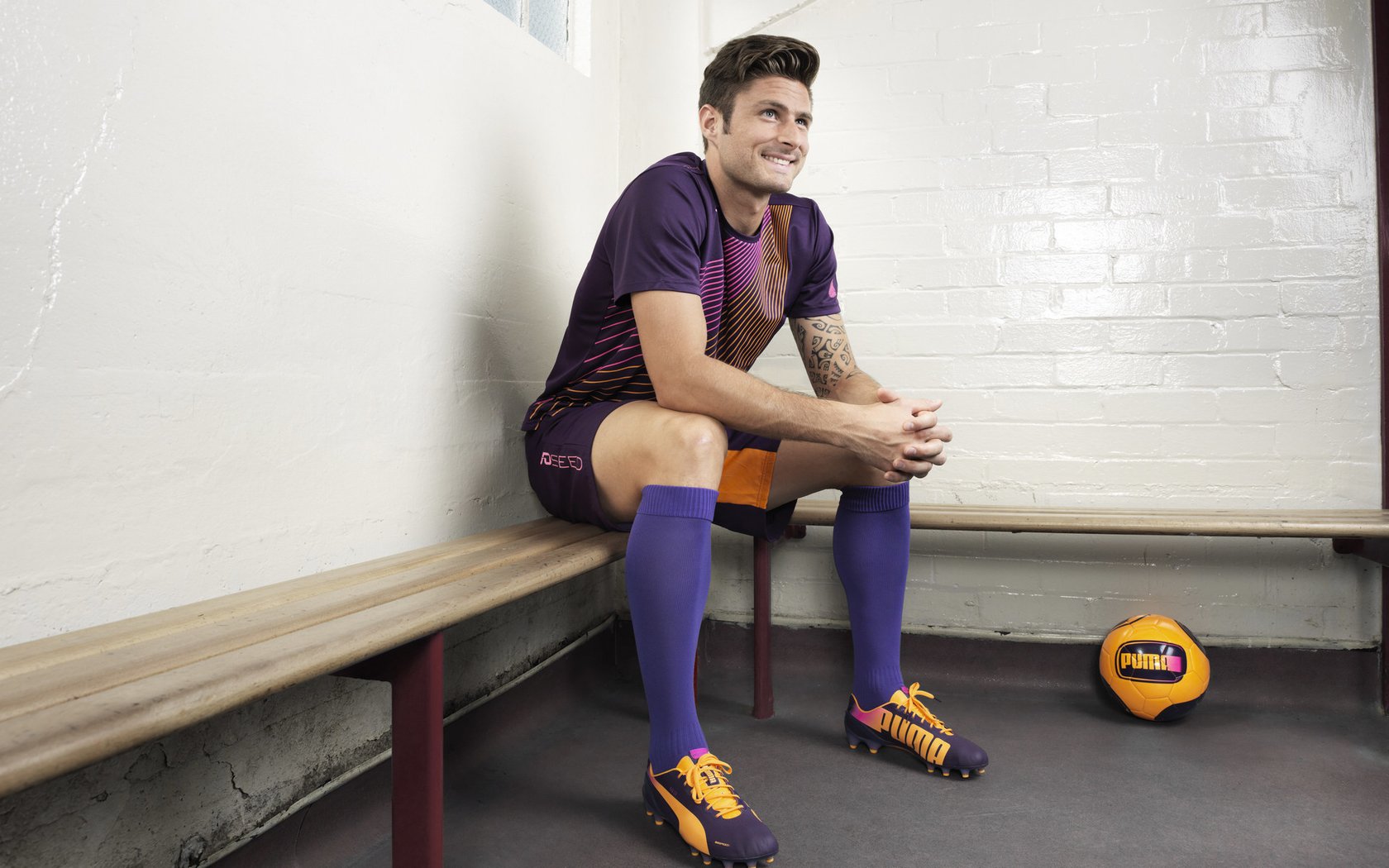 世界杯:内衣品牌联名推出球衣款式 引发“是否合适”讨论